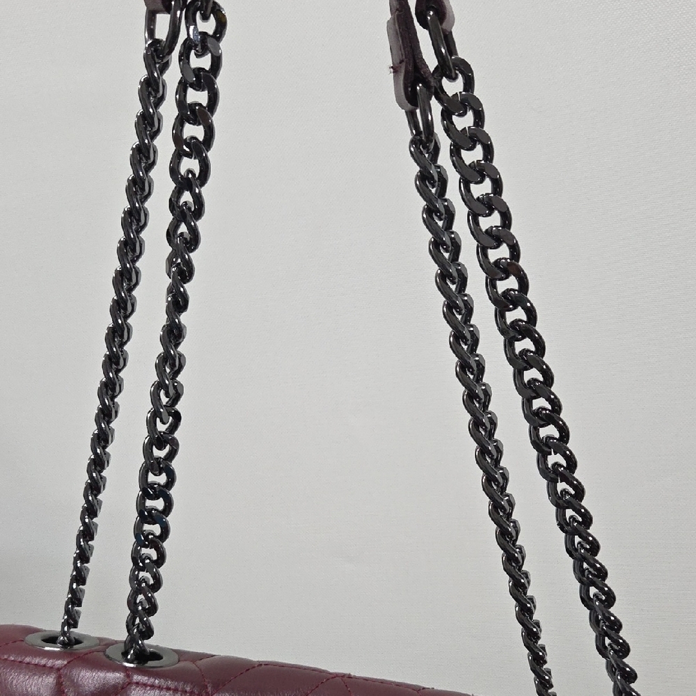 Chic Quilted Shoulder Bag in Rich Burgundy - Picture 7 of 8